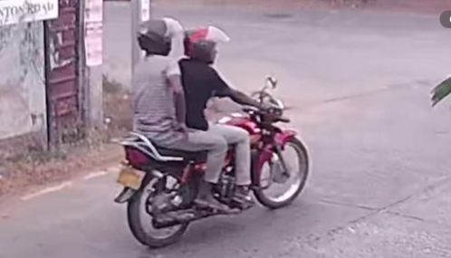 மோட்டார் சைக்கிளில் சென்ற இருவர் பெண்ணின் கழுத்திலிருந்த தங்க சங்கிலியை அறுத்தெடுத்து தப்பி ஓட்டம்