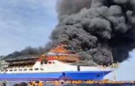 இந்தோனேசியாவில்  சொகுசு கப்பலில் தீ;   5 பேர் பலி; 575 பேர் பத்திரமாக மீட்பு