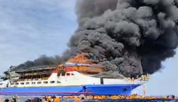 இந்தோனேசியாவில்  சொகுசு கப்பலில் தீ;   5 பேர் பலி; 575 பேர் பத்திரமாக மீட்பு