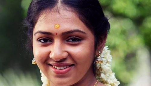 நடிகை லட்சுமி மேனன் தலைமறைவு?