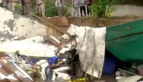 டில்லியில் கனமழை: சுவர் இடிந்து விழுந்து 8 பேர் மரணம்