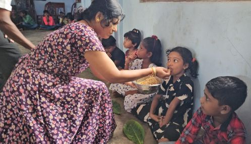 உயிரிழந்த தாயின் அவாவை நிறைவேற்ற சிறார்களுக்கு உணவூட்டிய அரசியல் கைதியின் சகோதரி!