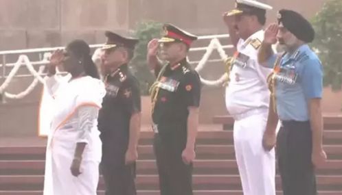 79- வது சுதந்திர தினம்: தேசிய போர் நினைவு சின்னத்தில் அதிபர் திரவுபதி முர்மு மரியாதை