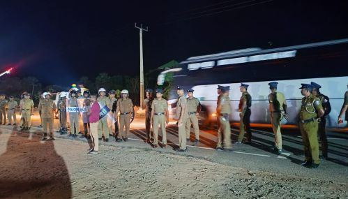 மக்களின் எதிர்ப்புகளுக்கு மத்தியில் நூற்றுக்கணக்கான பொலிஸாரின் பாதுகாப்புடன் அதிகாலை மன்னாரை வந்தடைந்த காற்றாலை மின் கோபுரங்களின் பாகங்கள்.