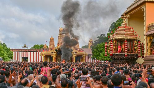 இலட்சக்கணக்கான பக்தர்கள் புடைசூழ  வியாழனன்று தேரேறி அனைவருக்கும் அருள்பாலித்த நல்லூரான்