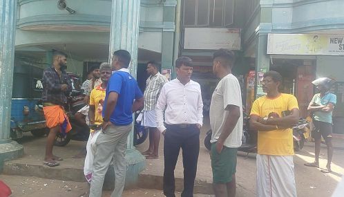 பருத்தித்துறை நகரை வந்தடைந்த `தியாக தீபத்தின்` ஊர்தி  முன்பாக பட்டாசு கொழுத்திய இளைஞர் பருத்தித்துறை பொலிசாரால் கைது!