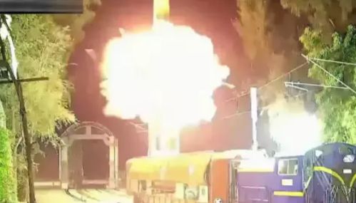 முதல்முறையாக ரெயில் மூலம் ஏவப்பட்ட ஏவுகணை சோதனை வெற்றி