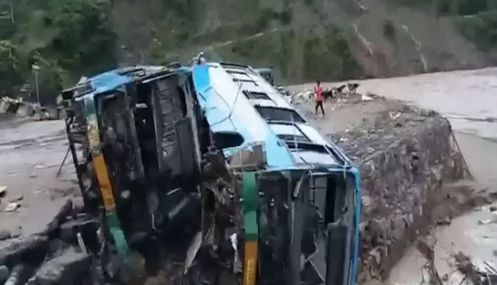 இமாச்சல பிரதேசத்தில் பெய்த கனமழை: வெள்ளத்தில் மூழ்கிய பேருந்து நிலையம்