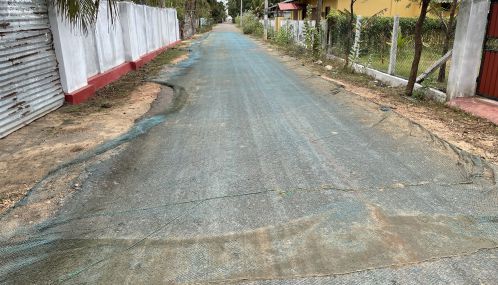 மன்னாரில் மக்கள் போக்குவரத்திற்கு இடையூறு ஏற்படுத்தும்  வீதிகளில் உலர விடப்பட்ட மீன் பிடி வலைகளை அப்புறப்படுத்தும் மன்னார் நகர சபை.