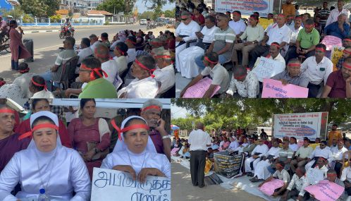 மன்னாரில் சிவப்பு நிற தலைப்பட்டியுடன் போராட்டத்தில் ஈடுபட்ட மக்கள்