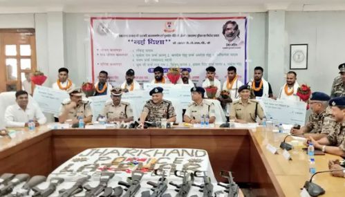 ஜார்க்கண்ட்: மாவோயிஸ்டுகள் 9 பேர் காவல்துறையில் சரண்