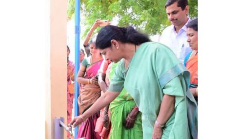 தூத்துக்குடி: காயாமொழி ஊராட்சியில் மேல்நிலை நீர்த் தொட்டியை திறந்து வைத்தார் கனிமொழி எம்.பி.