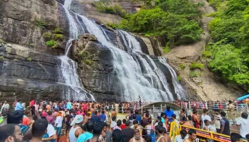 குற்றாலத்தில் சுற்றுலா பயணிகள் ஆனந்த குளியல்