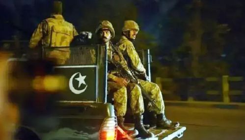 பாகிஸ்தான் ராணுவம், பயங்கரவாதிகள் இடையே துப்பாக்கி சண்டை - 17 பேர் சுட்டுக்கொலை
