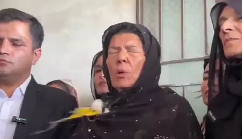 பாகிஸ்தான் முன்னாள் பிரதமர் இம்ரான்கான் சகோதரி மீது முட்டை வீச்சு