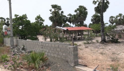 யாழ்ப்பாணம் வடமராட்சி  மருதங்கேணியில்  அரச காணியை அடாத்தாக சுவீகரித்த அரச உத்தியோகஸ்தரின் குடும்பத்தை வெளியேறுமாறு உத்தரவு!