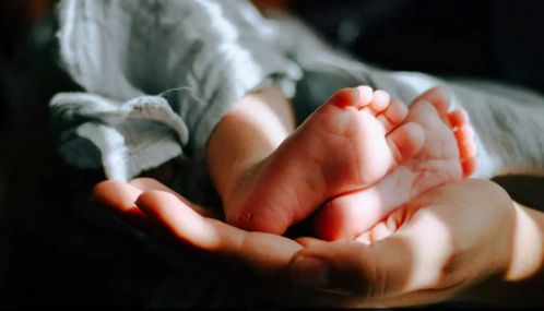 காசாவில் பிறந்த பெண் குழந்தைக்கு 'சிங்கப்பூர்' என பெயர் சூட்டிய தந்தை