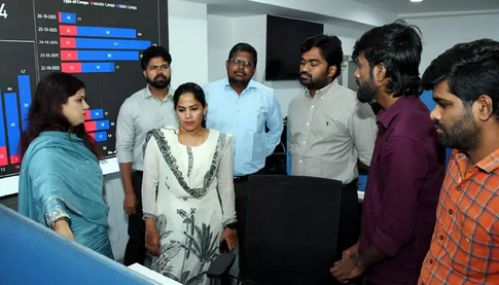 வடகிழக்குப் பருவமழை: கட்டுப்பாட்டு மையத்தில் கண்காணிப்பு நடவடிக்கைகளைப் பார்வையிட்டு மேயர் பிரியா ஆய்வு