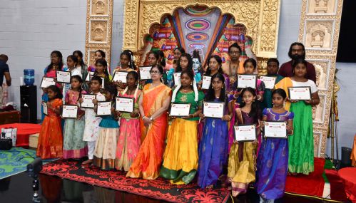 பிக்கரிங் அருள் ஜோதி சிவனாலய நவராத்திரி விழாவில் `நாதவீணா நுண்கலைக் கல்லூரி` மாணவிகளின் வீணைக் கச்சேரி  மெய்சிலிர்க்க வைத்தது.