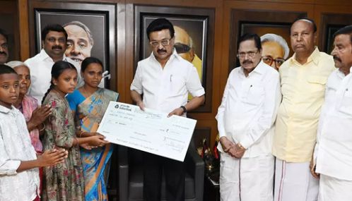 சாலை விபத்தில் உயிரிழந்த தி.மு.க. உறுப்பினர்களின் குடும்பத்தினருக்கு நிதியுதவி வழங்கினார் மு.க.ஸ்டாலின்