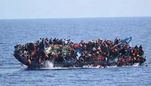 அகதிகளை ஏற்றிச்சென்ற படகு கடலில் கவிழ்ந்து விபத்து - 40 பேர் மரணம்