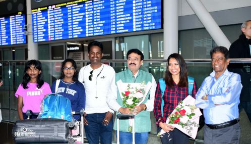 கனடா- ஸ்காபுறோவில் இசை ரசிகர்களுக்கு `இசையின்பத்தை` அள்ளி வழங்க பிரபல பாடகர் பாடகி ஆகிய இருவர் தமிழ்நாட்டிலிருந்து கனடா வந்தனர்.