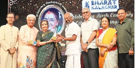 பழம்பெரும் நடிகை வைஜெயந்தி மாலாவுக்கு கலாசார விருது வழங்கிய ரஜினிகாந்த்