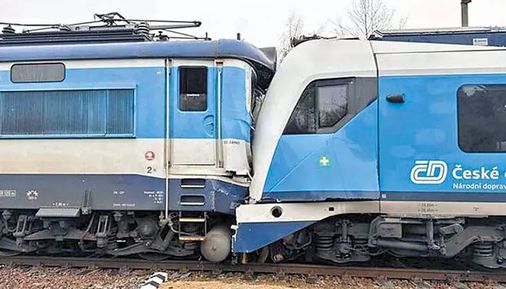 செக் குடியரசு நாட்டில் ரெயில்கள் நேருக்குநேர் மோதி 57 பேர் படுகாயம்