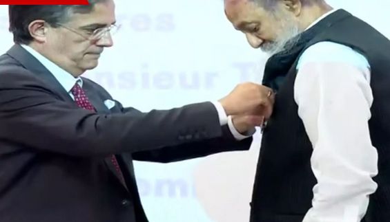 பிரான்ஸ் அரசின் செவாலியர் விருதை பெற்றார் கலை இயக்குநர் தோட்டா தரணி