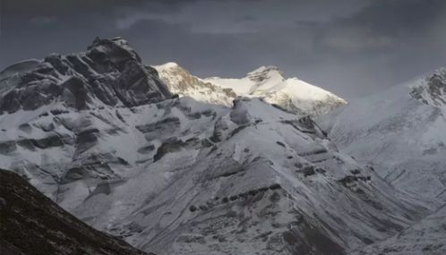 நேபாளத்தில் பனிச்சரிவில் சிக்கிய 9 மலையேற்ற வீரர்கள் பிணமாக மீட்பு