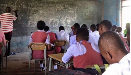 நைஜீரியாவில் தொடக்க பள்ளிகளில் தாய்மொழி கட்டாய கல்வி சட்டம் ரத்து
