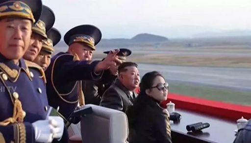 வடகொரிய விமானப்படையின் 80-வது ஆண்டு விழா - வான்சாகச நிகழ்ச்சியை கண்டுகளித்த அதிபர் கிம்