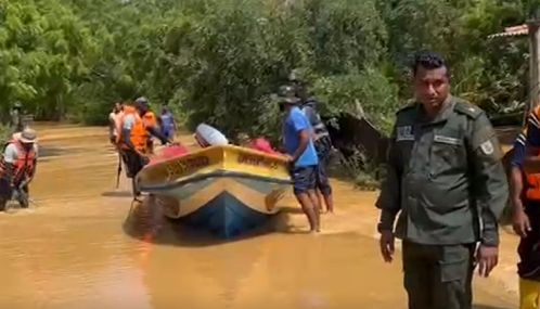 திருகோணமலை மாவில் ஆறு அணைக்கட்டு உடைப்பில் ஏற்பட்ட வெள்ளத்தில் சிக்கிய 55 பேர் விமானம் மூலம் மீட்பு