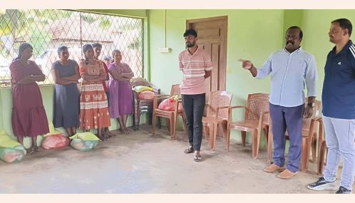 அகில இலங்கை கம்பன் கழகத்தின் நிதி உதவியில் மாந்தை மேற்கில் பாதிக்கப்பட்ட நூறு குடும்பங்களுக்கு உலர் உணவு பொதிகள் வழங்கி வைக்கப்பெற்றன.