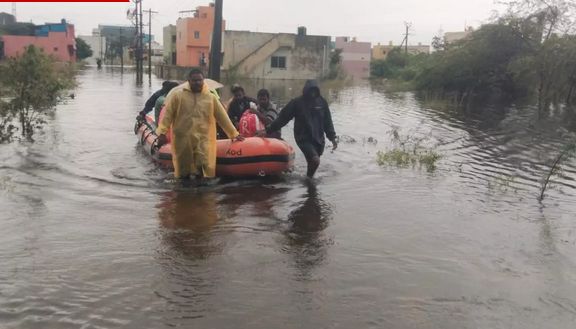 சென்னை - புறநகர் பகுதிகளில் விடிய விடிய கனமழை: 3 ஆயிரம் வீடுகளை வெள்ளம் சூழ்ந்தது