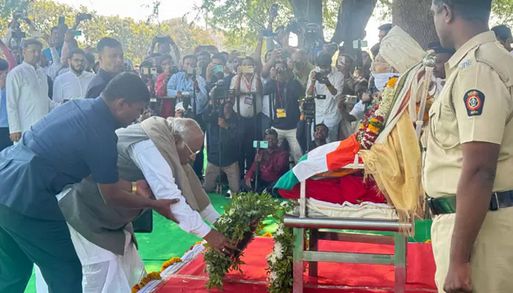 முன்னாள் மத்திய உள்துறை அமைச்சர் சிவராஜ் பாட்டீல் மறைவு - கார்கே நேரில் அஞ்சலி