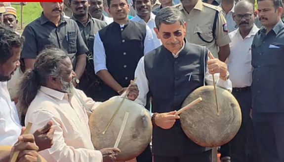 பறை இசைத்து அசத்திய ஆளுநர் ஆர்.என்.ரவி