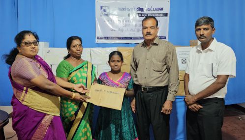 டித்வா புயலால் பாதிக்கப்பட்ட மக்களுக்காக உதவிய 12 வயதேயான யாழ்ப்பாண மண்ணின்  மாணவி!