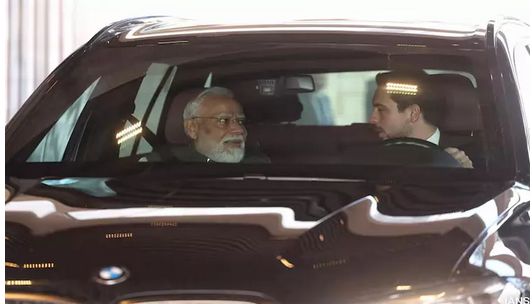 ஜோர்டான் பட்டத்து இளவரசருடன் ஒரே காரில் பயணம் செய்த பிரதமர் மோடி
