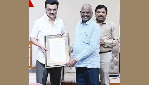 'தினத்தந்தி' நிர்வாக ஆசிரியர் டி.இ.ஆர்.சுகுமாருக்கு 'கலைஞர் எழுதுகோல்' விருது - மு.க.ஸ்டாலின் வழங்கினார்