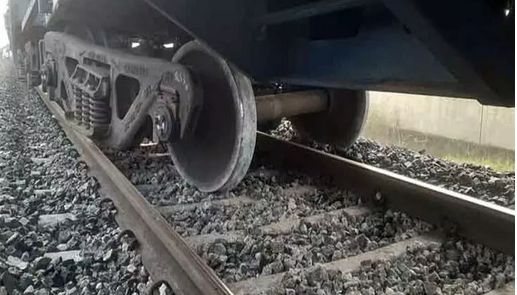 மெக்சிகோவில் ரெயில் தடம்புரண்டு விபத்து - 13 பேர் மரணம்