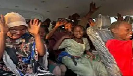 நைஜீரியாவில் பயங்கரவாதிகளால் கடத்தப்பட்ட பள்ளிக்குழந்தைகளில் 130 பேரை அதிரடியாக மீட்ட ராணுவம்