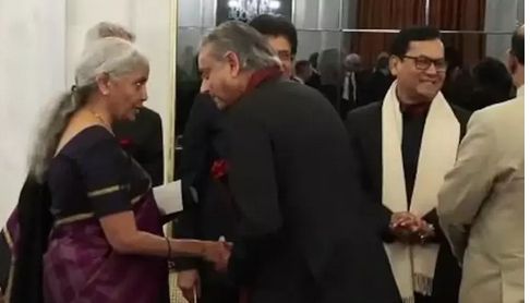 ரஷிய அதிபர் புதின் விருந்தில் பங்கேற்ற சசிதரூருக்கு காங்கிரஸ் கண்டனம்