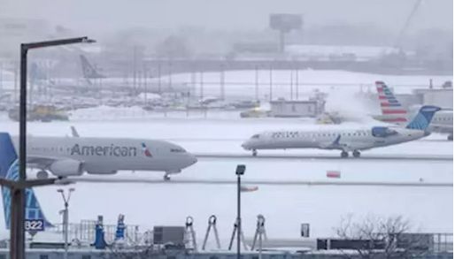 பனிப்பொழிவு காரணமாக அமெரிக்காவில் விமான சேவை கடும் பாதிப்பு