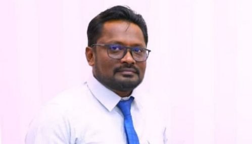 மன்னாரிலிருந்து தனங்கிளப்பு நோக்கிய பயணத்தின் போது  கைப்பேசியில் உரையாடியபடி பேருந்தை செலுத்திய தனியார் பேருந்து சாரதி!