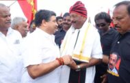 மதுரையில் நடைபயணம் சென்ற வைகோவை வரவேற்ற அமைச்சர் பி.டி.ஆர். பழனிவேல் தியாகராஜன்