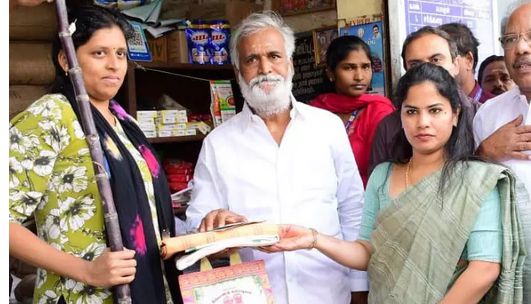 குடும்ப அட்டைதாரர்களுக்கு ரூ.3000 ரொக்கத்துடன் பொங்கல் பரிசுகளை வழங்கினார் அமைச்சர் சேகர்பாபு