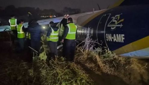 நேபாளத்தில் தரையிறங்கும் போது சறுக்கிய விமானம்.. நூலிழையில் உயிர் தப்பிய 55 பயணிகள்