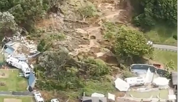 நியூசிலாந்து மலையடிவாரத்தில் பயங்கர நிலச்சரிவு.. மண்ணில் புதைந்த சுற்றுலா முகாம்கள் - பலர் மாயம்