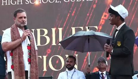 நீலகிரி: கொட்டும் மழையில் மாணவர்களுடன் உரையாடிய ராகுல் காந்தி